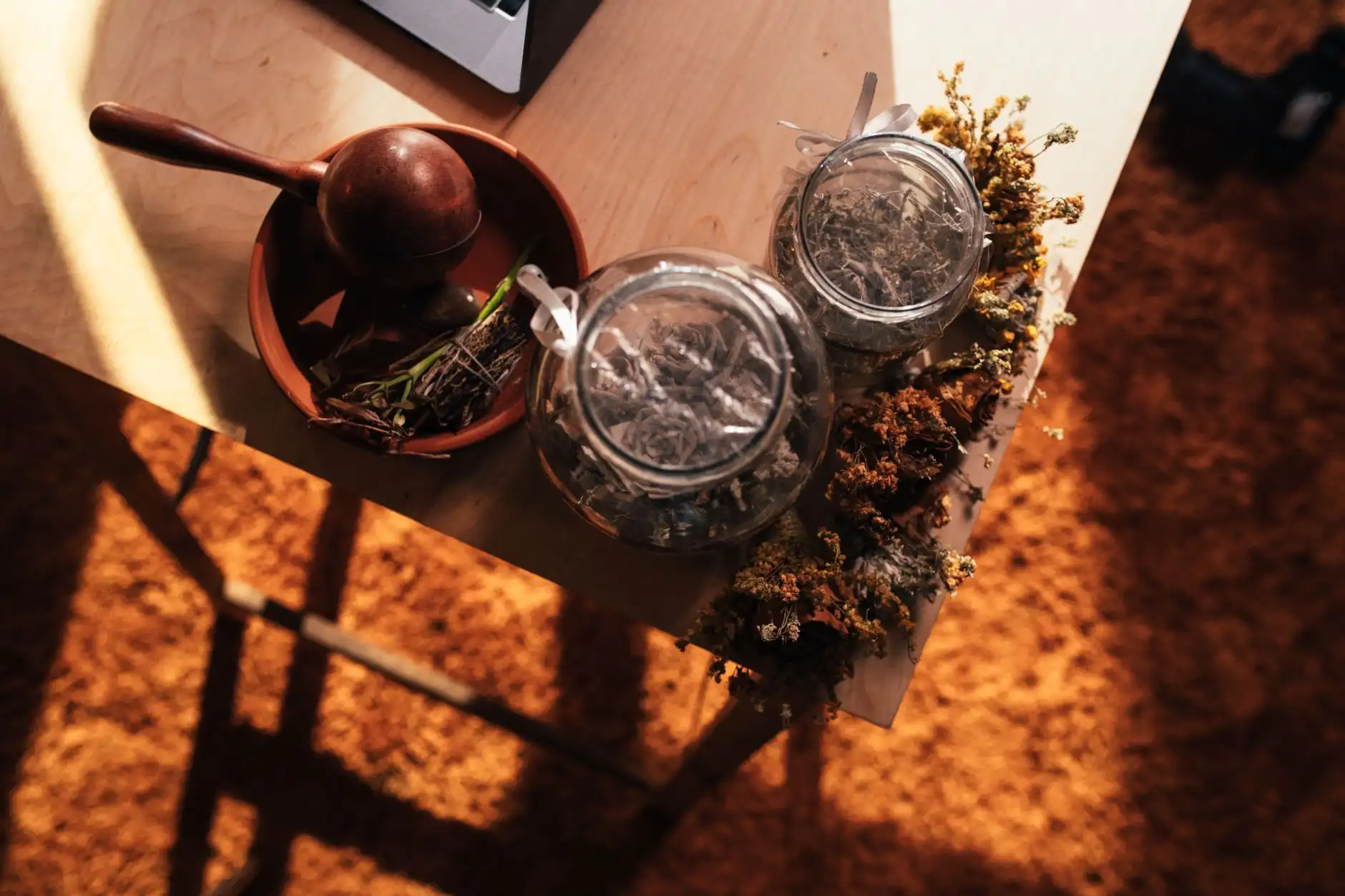 四川跃晟创亿商务咨询：中小企业管理规范化与品牌策划双轮驱动方案解析