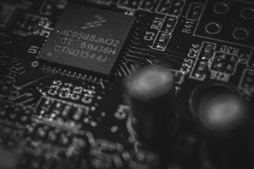四川跃晟创亿商务咨询：中小企业管理规范化与品牌策划双轮驱动方案解析
